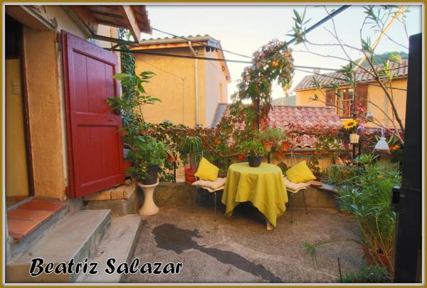 Maison de ville de 96m² sur 3 niveaux, avec belle terrasse, cave, possibilité de studio indépendant, toiture refaite.