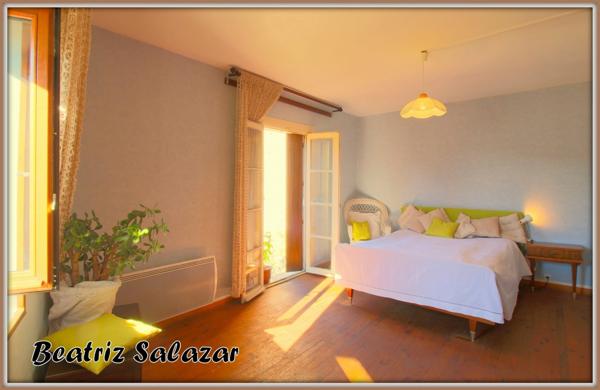 Maison de ville de 96m² sur 3 niveaux, avec belle terrasse, cave, possibilité de studio indépendant, toiture refaite.