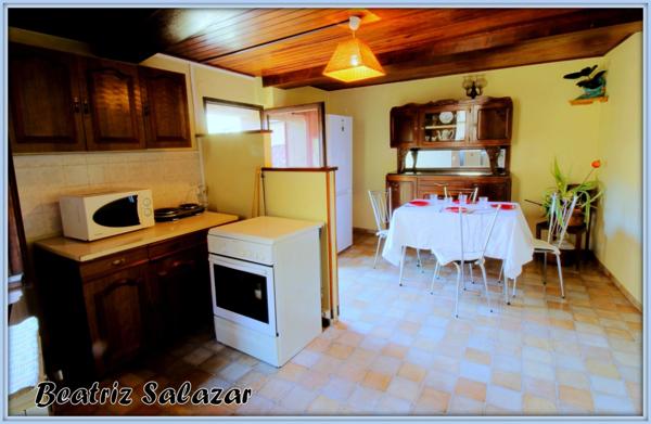 Maison de ville de 96m² sur 3 niveaux, avec belle terrasse, cave, possibilité de studio indépendant, toiture refaite.