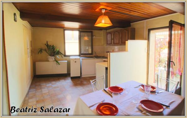 Maison de ville de 96m² sur 3 niveaux, avec belle terrasse, cave, possibilité de studio indépendant, toiture refaite.