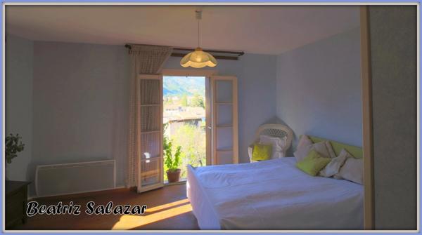 Maison de ville de 96m² sur 3 niveaux, avec belle terrasse, cave, possibilité de studio indépendant, toiture refaite.