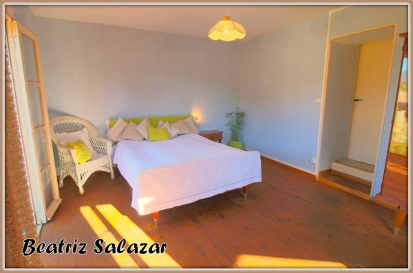 Maison de ville de 96m² sur 3 niveaux, avec belle terrasse, cave, possibilité de studio indépendant, toiture refaite.