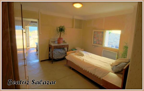 Maison de ville de 96m² sur 3 niveaux, avec belle terrasse, cave, possibilité de studio indépendant, toiture refaite.