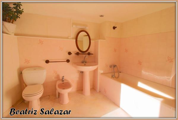 Maison de ville de 96m² sur 3 niveaux, avec belle terrasse, cave, possibilité de studio indépendant, toiture refaite.