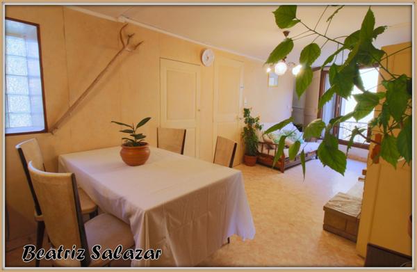 Maison de ville de 96m² sur 3 niveaux, avec belle terrasse, cave, possibilité de studio indépendant, toiture refaite.