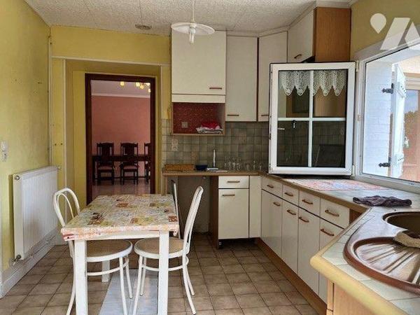 Belle maison de bourg avec dépendances et terrain, comprenant une entrée, une cuisine, un grand...