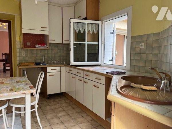 Belle maison de bourg avec dépendances et terrain, comprenant une entrée, une cuisine, un grand...