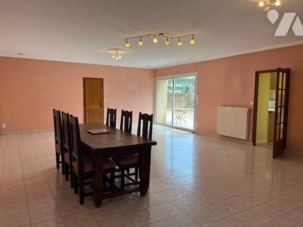 Belle maison de bourg avec dépendances et terrain, comprenant une entrée, une cuisine, un grand...