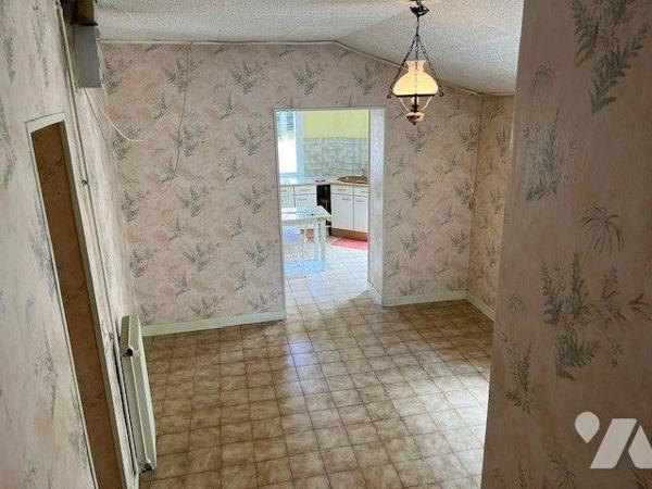 Belle maison de bourg avec dépendances et terrain, comprenant une entrée, une cuisine, un grand...