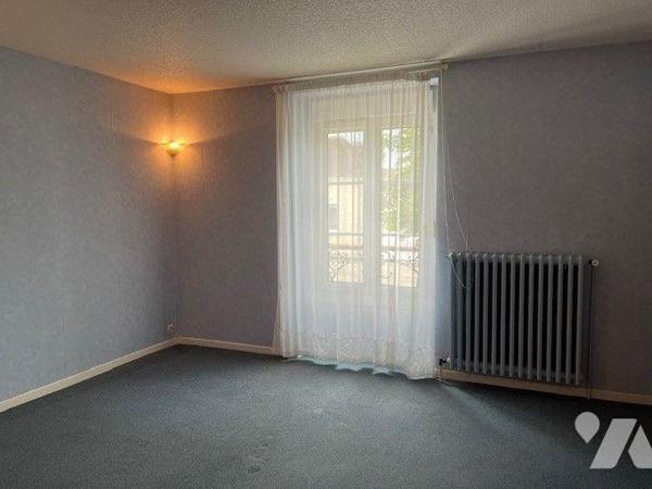 Belle maison de bourg avec dépendances et terrain, comprenant une entrée, une cuisine, un grand...