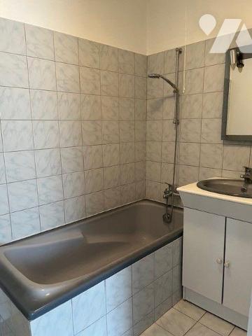 Belle maison de bourg avec dépendances et terrain, comprenant une entrée, une cuisine, un grand...