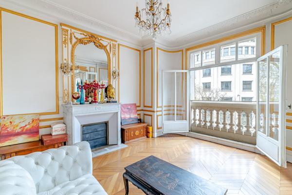 Bonne Nouvelle - Très bel appartement haussmannien - 2 chambres - Balcon - Ascenseur