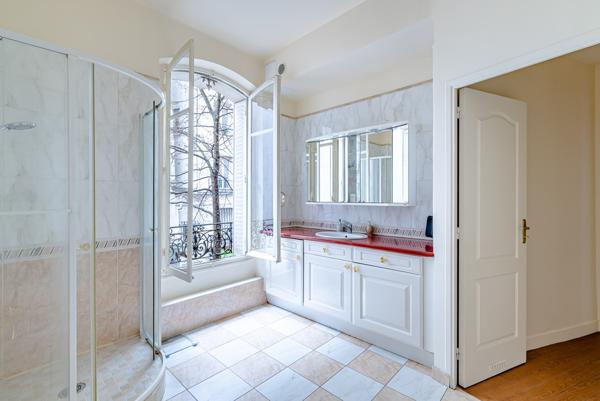 Bonne Nouvelle - Très bel appartement haussmannien - 2 chambres - Balcon - Ascenseur