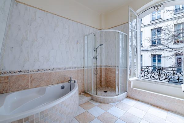 Bonne Nouvelle - Très bel appartement haussmannien - 2 chambres - Balcon - Ascenseur