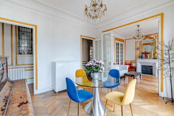 Bonne Nouvelle - Très bel appartement haussmannien - 2 chambres - Balcon - Ascenseur