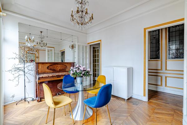 Bonne Nouvelle - Très bel appartement haussmannien - 2 chambres - Balcon - Ascenseur