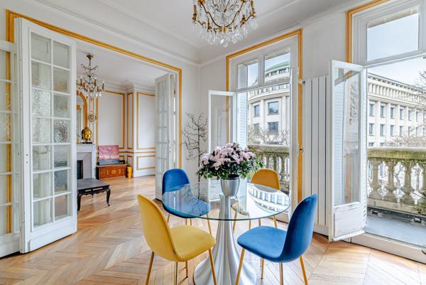 Bonne Nouvelle - Très bel appartement haussmannien - 2 chambres - Balcon - Ascenseur