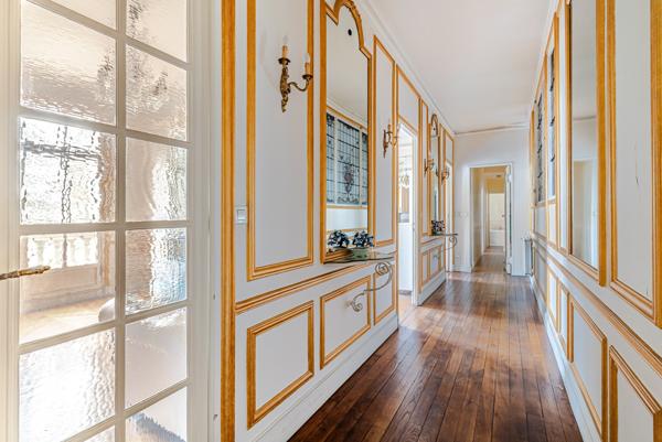 Bonne Nouvelle - Très bel appartement haussmannien - 2 chambres - Balcon - Ascenseur