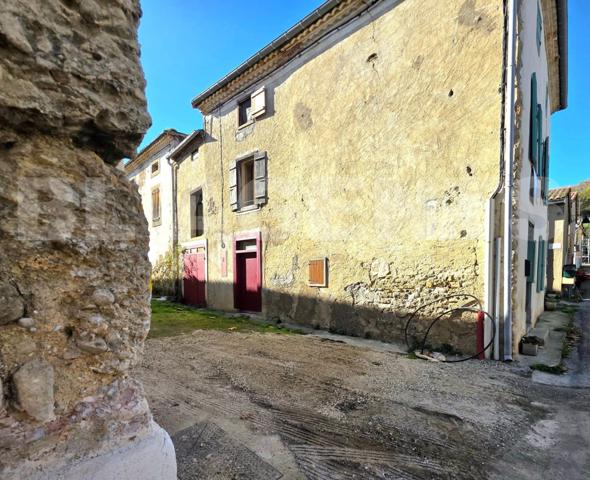 Maison de village avec garage à etage et petit exterieur