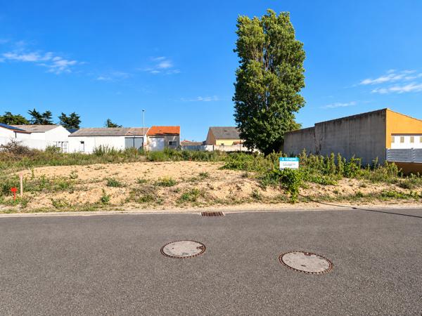 Terrain
        
        - 221 m² 149 000 € *