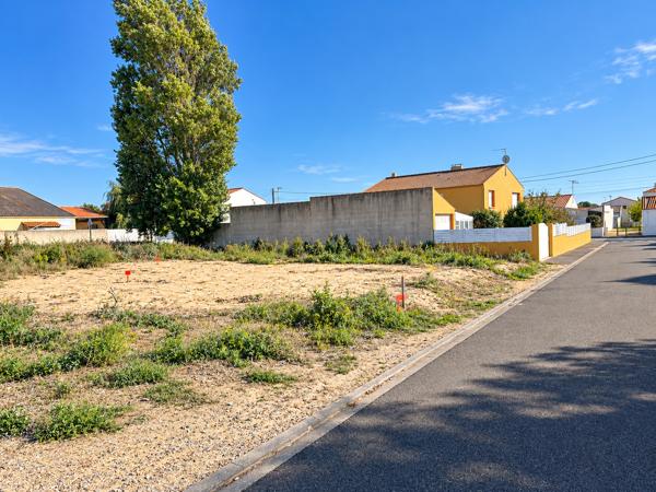 Terrain
        
        - 221 m² 149 000 € *