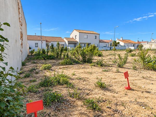 Terrain
        
        - 221 m² 149 000 € *