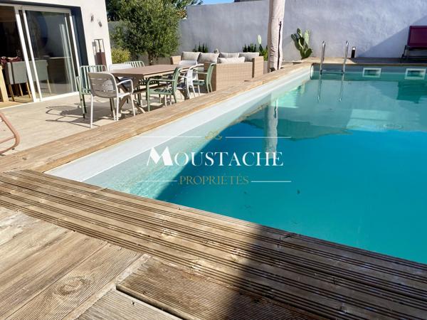 MAISON FAMILIALE ENTIEREMENT RÉNOVÉE - PISCINE & 15 MINUTES A PIED PLAGE ET CENTRE-VILLE -