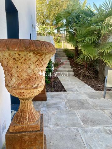 MAISON FAMILIALE ENTIEREMENT RÉNOVÉE - PISCINE & 15 MINUTES A PIED PLAGE ET CENTRE-VILLE -