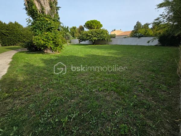 À découvrir sans tarder:
Au cœur du quartier Saint-Jean, magnifique terrain plat rare à la vente de 765 m². 
Idéalement situé, à proximité immédiate des écoles, commerces et commodités, ce terrain bénéficie d’un environnement calme, résidentiel et privilégié, tout en restant proche de toutes les infrastructures essentielles du quotidien.
Le terrain, partiellement clôturé et arboré, offre une belle surface constructible en zone UD, parfaite pour concrétiser un projet de maison individuelle sur mesure. Les viabilités sont en bordure, facilitant grandement le raccordement.

✨ Les atouts :
• Terrain plat de 765 m²
• Emplacement recherché – quartier Saint-Jean
• Proche écoles, commerces et services
• Environnement calme
• Zone UD
• Viabilités en bordure

Prix : 229 000 €
Une opportunité idéale pour particuliers souhaitant construire leur future maison ou pour constructeurs/promoteurs à la recherche d’un terrain de qualité dans un secteur prisé.
📞 À visiter rapidement – bien très rare sur le marché !