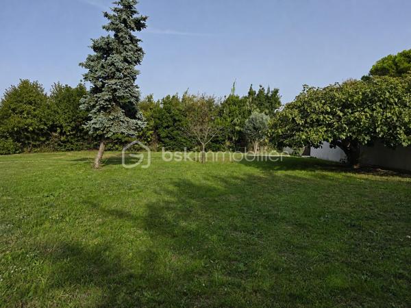 À découvrir sans tarder:
Au cœur du quartier Saint-Jean, magnifique terrain plat rare à la vente de 765 m². 
Idéalement situé, à proximité immédiate des écoles, commerces et commodités, ce terrain bénéficie d’un environnement calme, résidentiel et privilégié, tout en restant proche de toutes les infrastructures essentielles du quotidien.
Le terrain, partiellement clôturé et arboré, offre une belle surface constructible en zone UD, parfaite pour concrétiser un projet de maison individuelle sur mesure. Les viabilités sont en bordure, facilitant grandement le raccordement.

✨ Les atouts :
• Terrain plat de 765 m²
• Emplacement recherché – quartier Saint-Jean
• Proche écoles, commerces et services
• Environnement calme
• Zone UD
• Viabilités en bordure

Prix : 229 000 €
Une opportunité idéale pour particuliers souhaitant construire leur future maison ou pour constructeurs/promoteurs à la recherche d’un terrain de qualité dans un secteur prisé.
📞 À visiter rapidement – bien très rare sur le marché !