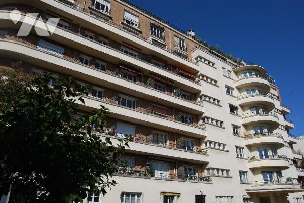 NOUVELLE ANNONCE : Saint-Cloud Centre 2 pièces,1er étage surélevé, balcon, cave, transport, commerce