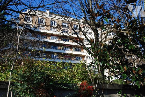 NOUVELLE ANNONCE : Saint-Cloud Centre 2 pièces,1er étage surélevé, balcon, cave, transport, commerce