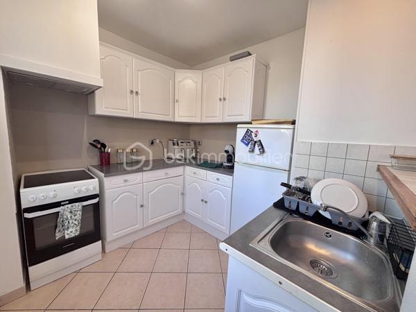 A seulement 5 minutes de Gisors. A proximité des commodités. Beau F2 vendu loué comprenant un séjour lumineux avec cuisine ouverte, une chambre, une salle d’eau + wc. Un jardin privatif, une place de parking, un grenier et une cave partagée. Appartement très lumineux. Idéal investissement locatif : loyer 620€ mensuel avec un locataire sérieux et une garantie visale.