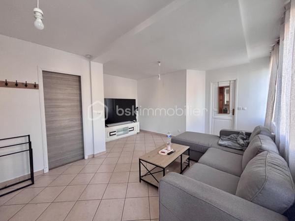 A seulement 5 minutes de Gisors. A proximité des commodités. Beau F2 vendu loué comprenant un séjour lumineux avec cuisine ouverte, une chambre, une salle d’eau + wc. Un jardin privatif, une place de parking, un grenier et une cave partagée. Appartement très lumineux. Idéal investissement locatif : loyer 620€ mensuel avec un locataire sérieux et une garantie visale.