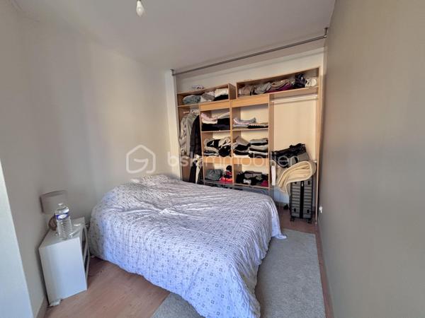 A seulement 5 minutes de Gisors. A proximité des commodités. Beau F2 vendu loué comprenant un séjour lumineux avec cuisine ouverte, une chambre, une salle d’eau + wc. Un jardin privatif, une place de parking, un grenier et une cave partagée. Appartement très lumineux. Idéal investissement locatif : loyer 620€ mensuel avec un locataire sérieux et une garantie visale.