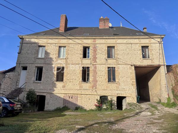 A seulement 5 minutes de Gisors. A proximité des commodités. Beau F2 vendu loué comprenant un séjour lumineux avec cuisine ouverte, une chambre, une salle d’eau + wc. Un jardin privatif, une place de parking, un grenier et une cave partagée. Appartement très lumineux. Idéal investissement locatif : loyer 620€ mensuel avec un locataire sérieux et une garantie visale.