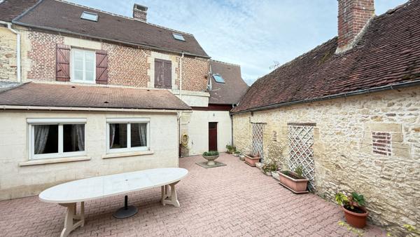 NOAILLES PROCHE Maison a vendre  6 pieces,  3 Chambres, sejour, salon, cheminee, garage, grange, cave , jardin