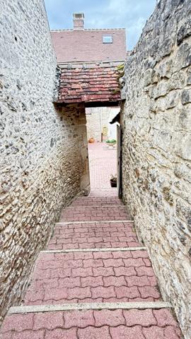 NOAILLES PROCHE Maison a vendre  6 pieces,  3 Chambres, sejour, salon, cheminee, garage, grange, cave , jardin