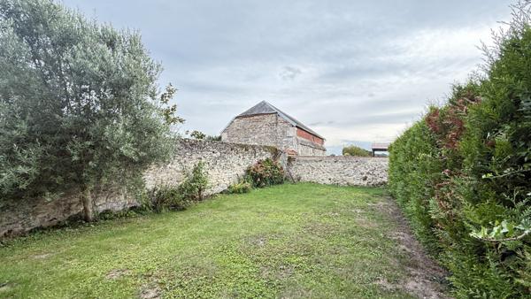 NOAILLES PROCHE Maison a vendre  6 pieces,  3 Chambres, sejour, salon, cheminee, garage, grange, cave , jardin