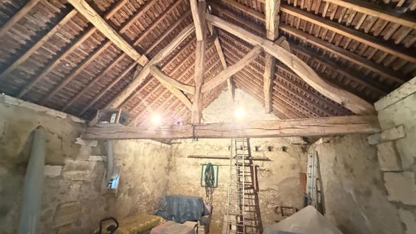 NOAILLES PROCHE Maison a vendre  6 pieces,  3 Chambres, sejour, salon, cheminee, garage, grange, cave , jardin