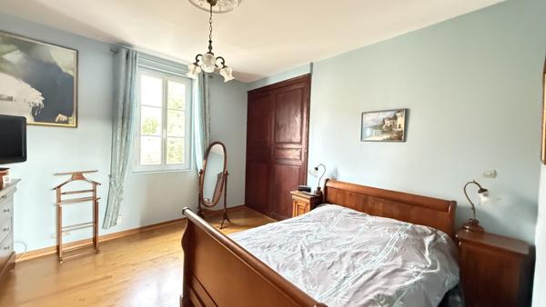 NOAILLES PROCHE Maison a vendre  6 pieces,  3 Chambres, sejour, salon, cheminee, garage, grange, cave , jardin