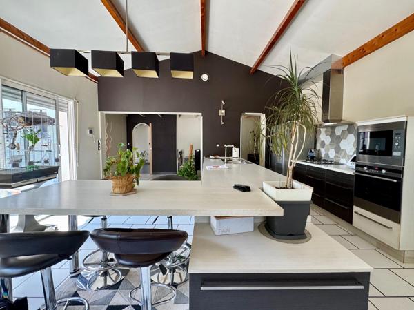 Maison avec parc arboré et dépendances