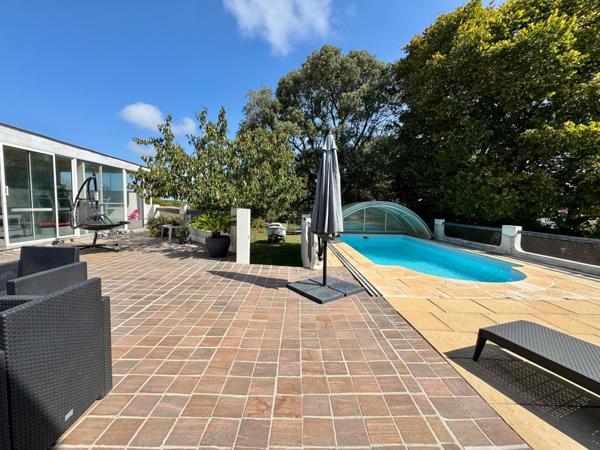 Maison avec parc arboré et dépendances