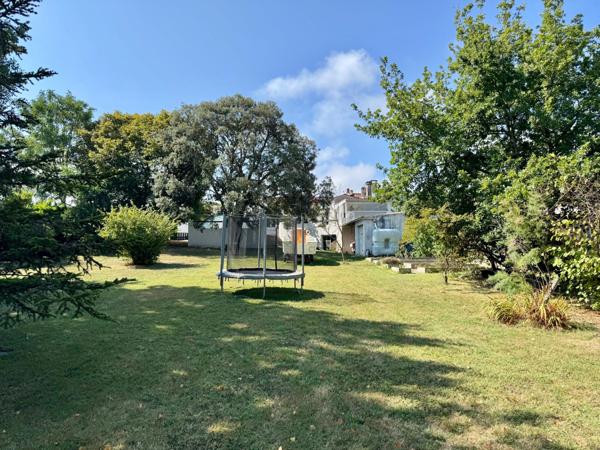 Maison avec parc arboré et dépendances