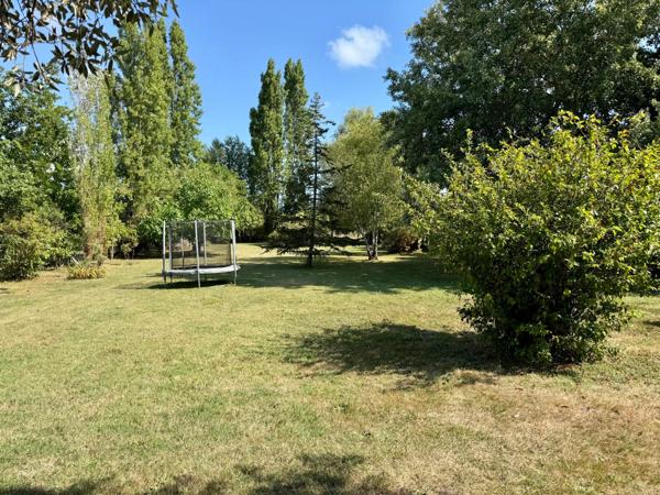 Maison avec parc arboré et dépendances