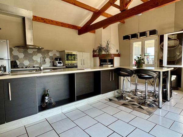 Maison avec parc arboré et dépendances