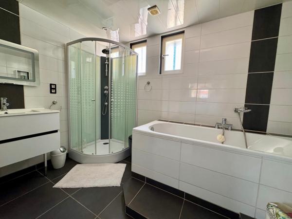 Maison avec parc arboré et dépendances