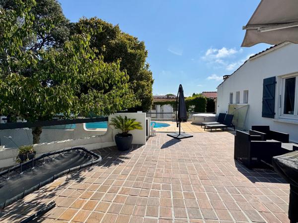 Maison avec parc arboré et dépendances