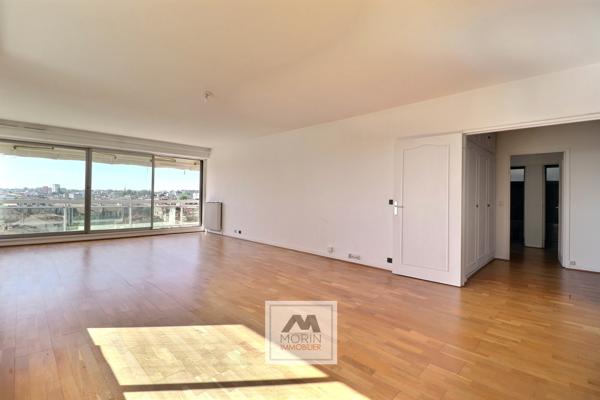 BORDEAUX quartier Croix Blanche, à vendre appartement avec 4 chambres , 2 balcons et parking en sous-sol