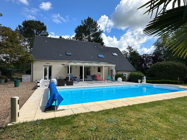 Maison familiale de 190m² avec 6 chambres, implantée sur son terrain de 4900m² !